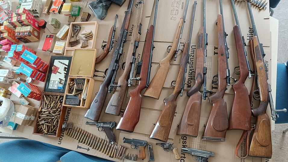 Das sind die Waffen und Munition welche die Beamten sicherstellten. Das sind die Waffen und Munition welche die Beamten sicherstellten.