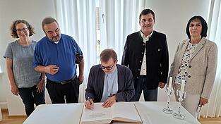 Bischof Tomáš Holub aus Pilsen trägt sich ins Goldene Buch der Marktgemeinde Neukirchen b. Hl. Blut ein. Bischof Tomáš Holub aus Pilsen trägt sich ins Goldene Buch der Marktgemeinde Neukirchen b. Hl. Blut ein.