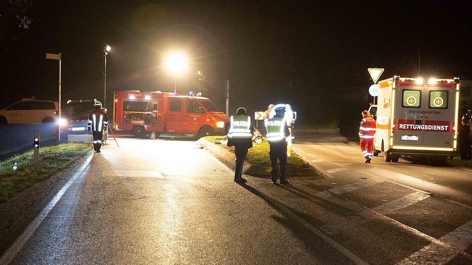 Unfalltragödie am Samstagabend bei Furth im Landkreis Landshut: dabei kam ein 16-jähriger Jugendlicher ums Leben. Die Rottenburger Polizei sucht jetzt nach Zeugen des Unfalls. Unfalltragödie am Samstagabend bei Furth im Landkreis Landshut: dabei kam ein 16-jähriger Jugendlicher ums Leben. Die Rottenburger Polizei sucht jetzt nach Zeugen des Unfalls.