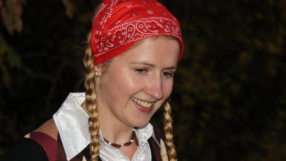 Inga als 'Rot-Z&ouml;pfchen' beim Gruseldreh im finsteren Steinacher Wald. (Foto: Pfeffer)