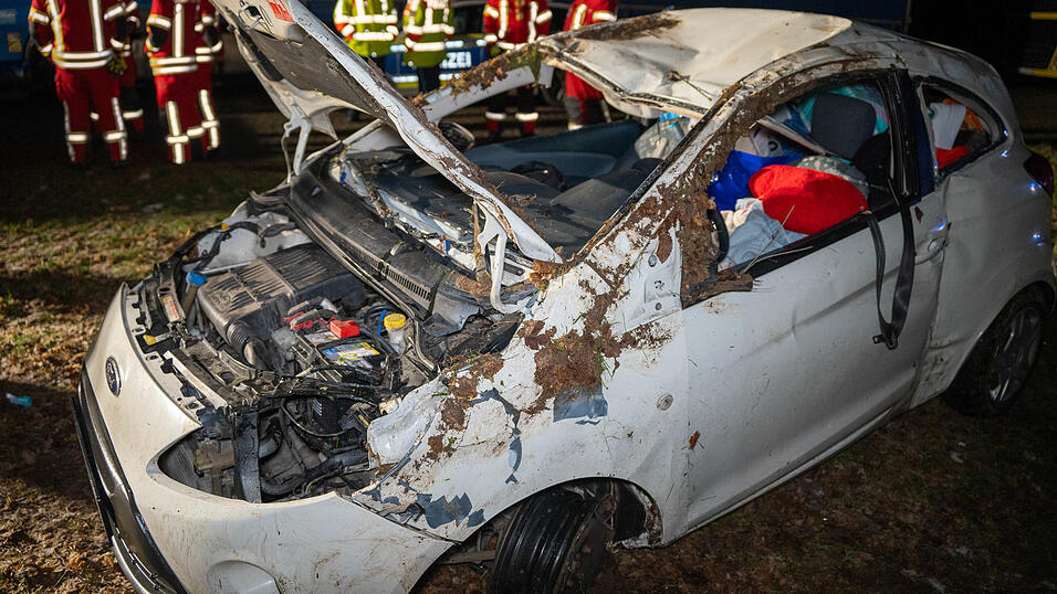 Auf einem Rastplatz bei Beratzhausen hat sich ein Auto überschlagen.