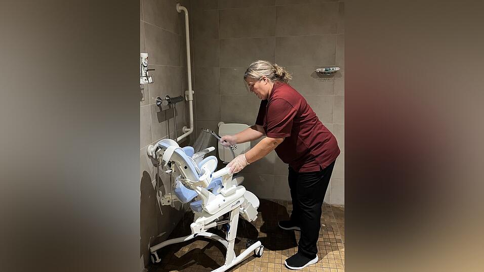 Gitti Lederer braust den Dusch- und Toilettenrollstuhl nach der Benutzung ab.