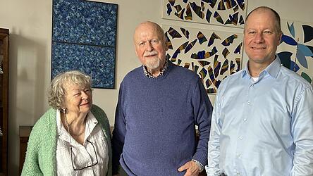 Jubilar Klaus Dieckhoff mit seiner Ehefrau und Bürgermeister Thomas Etschmann (r.). Jubilar Klaus Dieckhoff mit seiner Ehefrau und Bürgermeister Thomas Etschmann (r.).