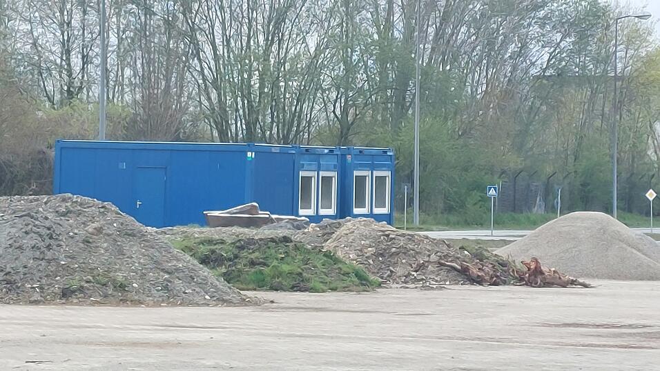 Diese Container stehen bald als weiterer Wohnraum f&uuml;r Obdachlose zur Verf&uuml;gung.