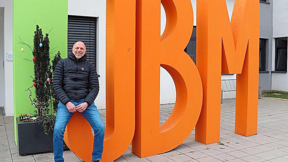 Zur&uuml;ck an die Schule: William Hess ist nun doch noch so was wie Lehrer geworden. Er z&auml;hlt dank seines EWS-Examens als 'fachlich vorgebildetes Personal' und unterrichtet an der Johann-Brunner-Mittelschule.