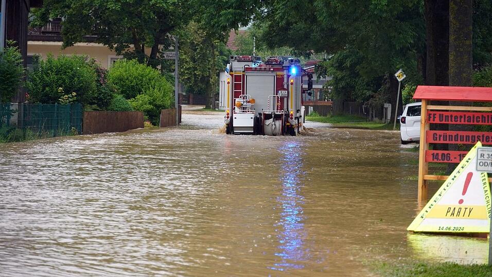 Unterlaichling wurde am Samstag von Wassermassen geflutet. Die Straßen waren nur für schwere Fahrzeuge passierbar. Unterlaichling wurde am Samstag von Wassermassen geflutet. Die Straßen waren nur für schwere Fahrzeuge passierbar.