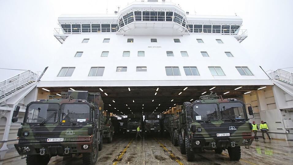 Zu Lande, zu Wasser und in der Luft: Hindernisse für grenzüberschreitende Militärtransporte sollen möglichst schnell abgebaut werden. (Archivbild)
