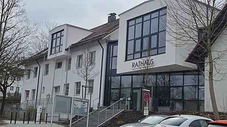 Das Rathaus in Tiefenbach ist eines der 14 Rath&auml;user im Landkreis, in dem es nach der Wahl zwangsl&auml;ufig eine neue F&uuml;hrung geben wird. Die meisten entscheiden sich wegen ihres Alters gegen eine weitere sechsj&auml;hrige Amtszeit.