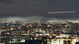 Nach einem Raketenangriff der Hisbollah-Miliz bombardiert Israel Ziele im Libanon.