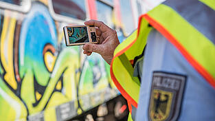 Ein Unbekannter soll am Wochenende einen Zug mit einem Graffito besprüht haben. (Symbolfoto) Ein Unbekannter soll am Wochenende einen Zug mit einem Graffito besprüht haben. (Symbolfoto)