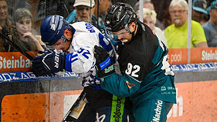 Vor allem gegen Marcel Brandt fanden die Black Wings Linz am Freitagabend kein Mittel - der vierfache Torschütze der Straubing Tigers erzielte im ersten Drittel einen lupenreinen Hattrick. Vor allem gegen Marcel Brandt fanden die Black Wings Linz am Freitagabend kein Mittel - der vierfache Torschütze der Straubing Tigers erzielte im ersten Drittel einen lupenreinen Hattrick.