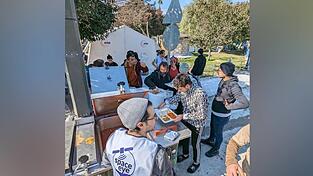 Sinan &Ouml;zt&uuml;rk gibt in Hatay Essen an &Uuml;berlebende des schweren Erdbebens vor zwei Wochen aus. Nun erlebte er selbst ein neues Beben.