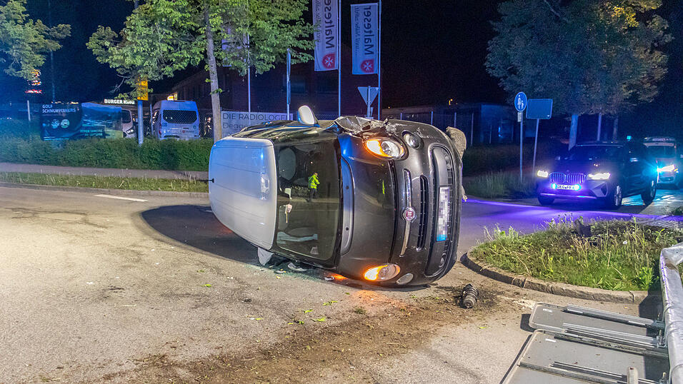 Das Auto kam auf der Seite liegend zum Stehen.