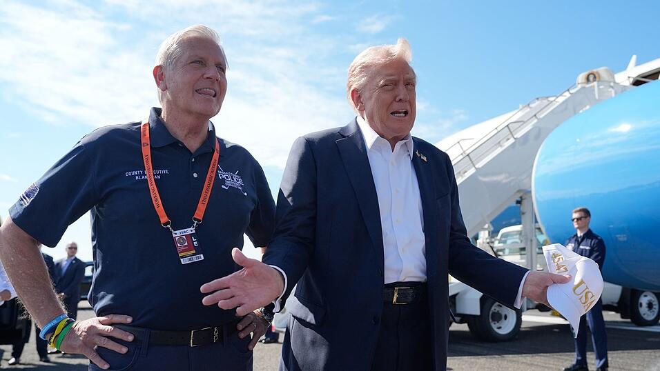 US-Präsident Trump (r) trifft mit der Air Force One zu seinem Besuch beim Ryder Cup ein.
