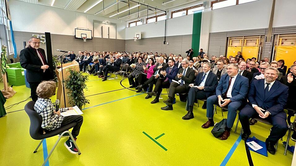 Pfiffiger Einstieg: Die Begrüßung der Ehrengäste erfolgte in einem Dialog zwischen Konrektor Peter Schmid und dem Schüler Valentin Mühlbauer.