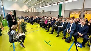 Pfiffiger Einstieg: Die Begrüßung der Ehrengäste erfolgte in einem Dialog zwischen Konrektor Peter Schmid und dem Schüler Valentin Mühlbauer. Pfiffiger Einstieg: Die Begrüßung der Ehrengäste erfolgte in einem Dialog zwischen Konrektor Peter Schmid und dem Schüler Valentin Mühlbauer.