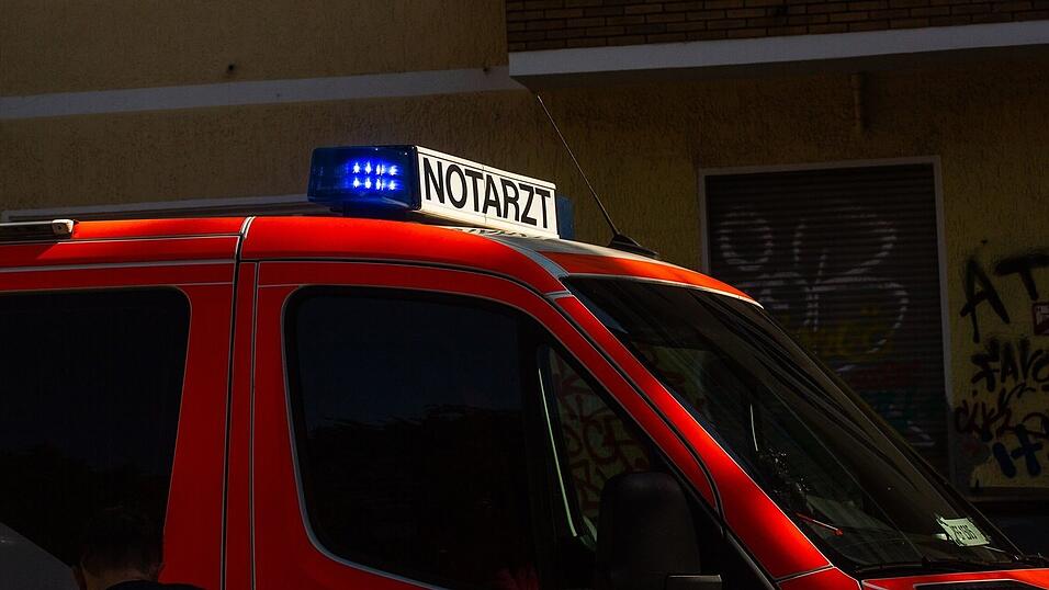 Die Rettungskr&auml;fte brachten den Verletzten in ein Krankenhaus. (Symbolbild)