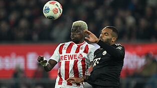 Das Duell zwischen K&ouml;ln und Bayern M&uuml;nchen war lange Zeit auf Augenh&ouml;he: Hier k&auml;mpfen Jonathan Tah (Bayern M&uuml;nchen) und Ragnar Ache um den Ball.