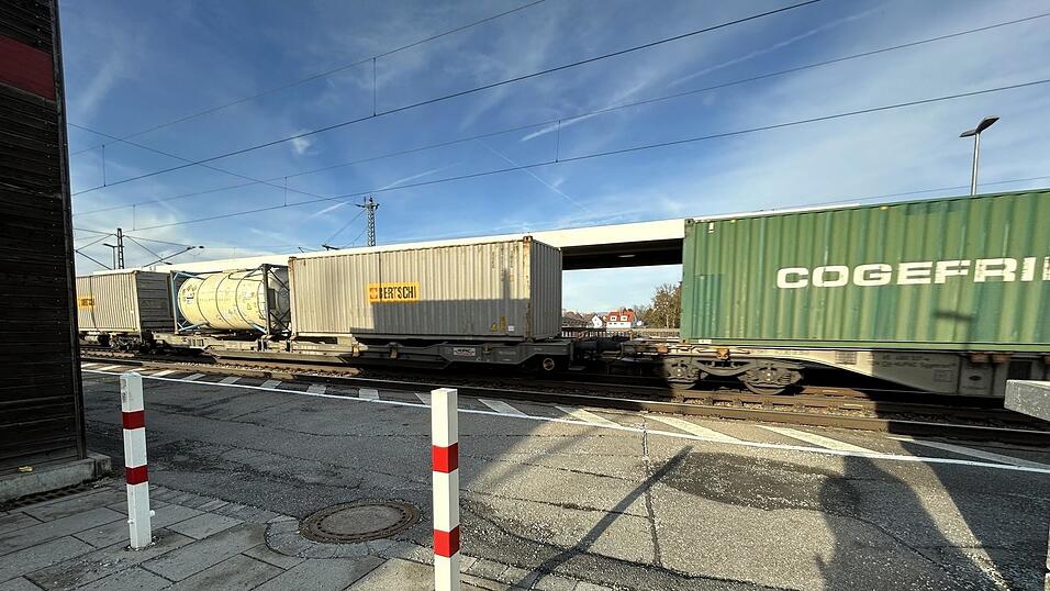 Welche Auswirkungen haben die Bahnsanierungen wirklich? Einige Osterhofener Unternehmen melden bereits Bedenken an.