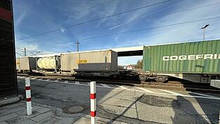 Welche Auswirkungen haben die Bahnsanierungen wirklich? Einige Osterhofener Unternehmen melden bereits Bedenken an.