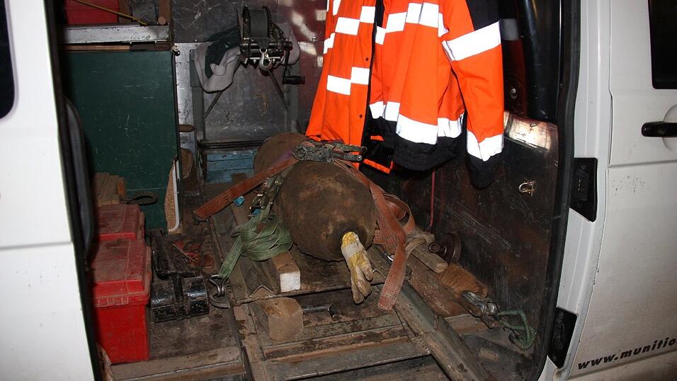 Gegen 18.45 Uhr konnte Entwarnung gegeben werden: Die Bombe wurde erfolgreich entschärft. Gegen 18.45 Uhr konnte Entwarnung gegeben werden: Die Bombe wurde erfolgreich entschärft.