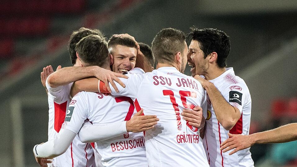 Zusammenhalt wird beim SSV Jahn auch in der aktuell schwierigen Zeit großgeschrieben. Zusammenhalt wird beim SSV Jahn auch in der aktuell schwierigen Zeit großgeschrieben.