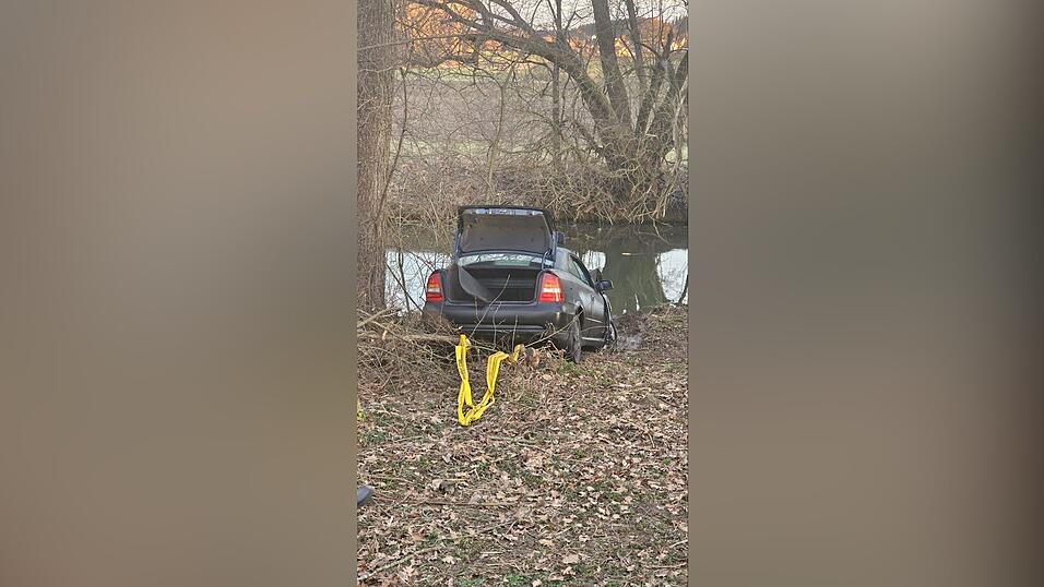 Bei Eberspoint ist ein Auto samt Insassen in die Vils gestürzt. Einsatzkräfte mussten das Fahrzeug später bergen.