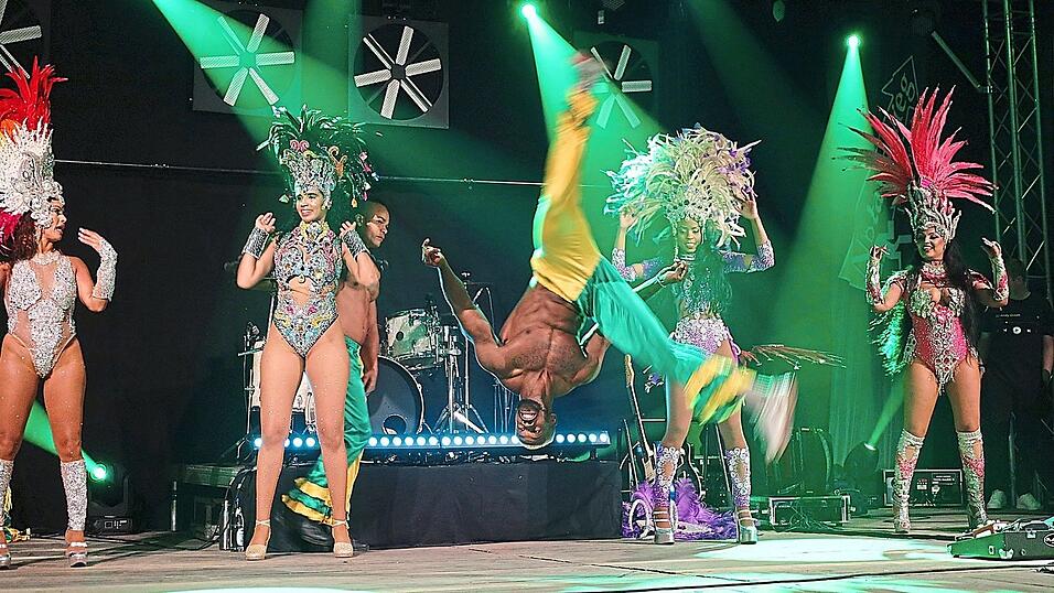 Die Akrobaten der Viva Brasil Sambashow beeindruckten mit Auszügen aus Capoeira, das Kampf, Musik, Akrobatik und Kultur vereint. Die Akrobaten der Viva Brasil Sambashow beeindruckten mit Auszügen aus Capoeira, das Kampf, Musik, Akrobatik und Kultur vereint.