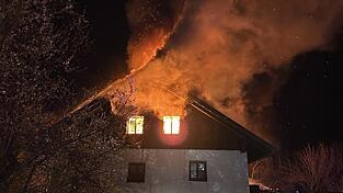 Das Feuer zerstörte das Dachgeschoss des Wohnhauses komplett.