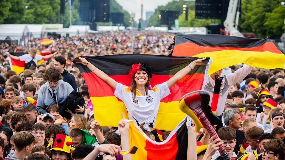 Dem Public Viewing in Deutschland steht auch bei späten WM-Spielen nichts im Wege. (Archivbild) Dem Public Viewing in Deutschland steht auch bei späten WM-Spielen nichts im Wege. (Archivbild)