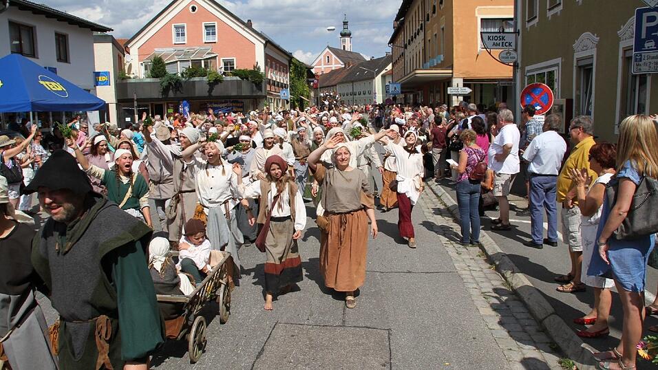 Die schönsten Augenblicke des historischen Drachenstich-Festzuges 2016. Die schönsten Augenblicke des historischen Drachenstich-Festzuges 2016.