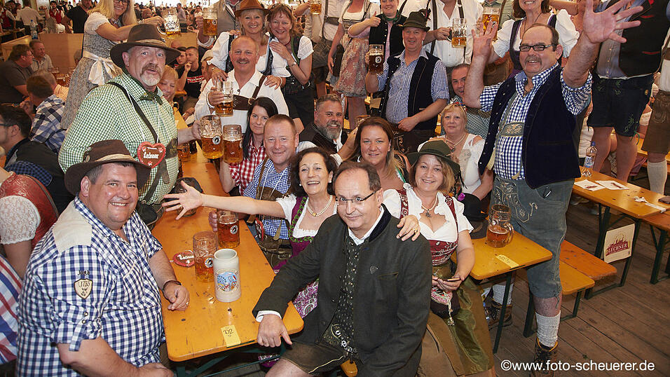 Die Beefeater mit Freunden und Anhang im Lechner-Zelt: Jimmy James (vorne, links) und Festwirt Martin Lechner (vorne, rechts). Die Beefeater mit Freunden und Anhang im Lechner-Zelt: Jimmy James (vorne, links) und Festwirt Martin Lechner (vorne, rechts).