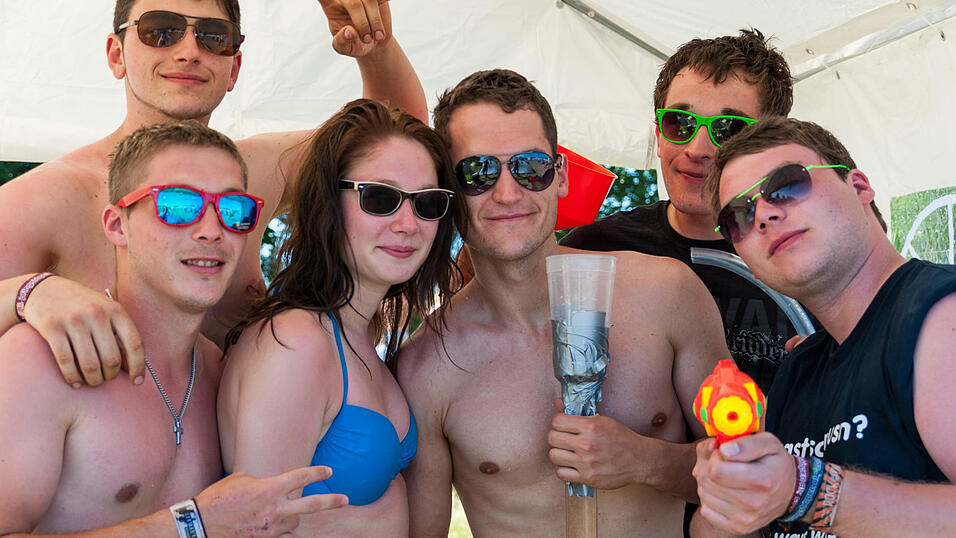 Ein Streifzug durch das Campinggelände: Trotz heißer Temperaturen sind die Festivalbesucher bestens gelaunt. (Foto: Susanne Raith) Ein Streifzug durch das Campinggelände: Trotz heißer Temperaturen sind die Festivalbesucher bestens gelaunt. (Foto: Susanne Raith)