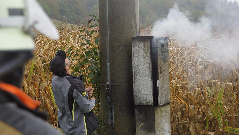 Aus dem Kasten am Fuße des Strommastes drang Qualm. Auch offene Flammen waren zu sehen.