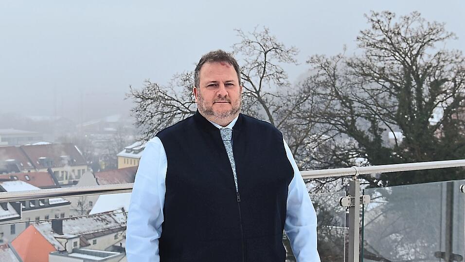&Uuml;ber den D&auml;chern der Stadt: Der B&uuml;rgermeisterkandidat der AfD an seinem &bdquo;Dingolfinger Lieblingsort&ldquo; auf der Dachterrasse des Wirgartens. Das Hotel und Gasthaus wird von seiner Tochter gef&uuml;hrt, er stehe mit Rat und Tat zur Seite und gebe F&uuml;hrungen durch das Kellergew&ouml;lbe des historischen Geb&auml;udes, wie er verr&auml;t.