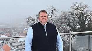 &Uuml;ber den D&auml;chern der Stadt: Der B&uuml;rgermeisterkandidat der AfD an seinem &bdquo;Dingolfinger Lieblingsort&ldquo; auf der Dachterrasse des Wirgartens. Das Hotel und Gasthaus wird von seiner Tochter gef&uuml;hrt, er stehe mit Rat und Tat zur Seite und gebe F&uuml;hrungen durch das Kellergew&ouml;lbe des historischen Geb&auml;udes, wie er verr&auml;t.