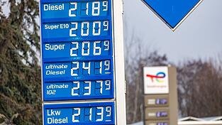 Am Montag kostete Super E10 im Tagesdurchschnitt mehr als 2 Euro. (Foto Archiv)