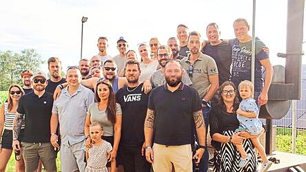 Ein Teil der Besucher beim Jugendtreff-Wiedersehen. Im Hintergrund der gro&szlig;e Smoker-Grill von Organisator Martin Striegl (vorne, Mitte).