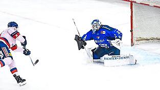 Jakub Pour erzielt in dieser Szene das vorentscheidende 5:2 gegen Straubings Schlussmann Jakub Skarek. Die G&auml;ste aus Budweis zeigen sich bei ihren Alleing&auml;ngen eiskalt.