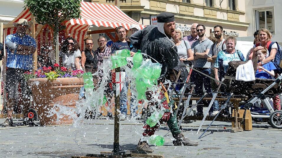 Mittelalter-Flair und super Stimmung: Die lange Einkaufsnacht 'Schlaflos' war gleichzeitig der Auftakt zum Mittelalter-Fest in Straubing. Mittelalter-Flair und super Stimmung: Die lange Einkaufsnacht 'Schlaflos' war gleichzeitig der Auftakt zum Mittelalter-Fest in Straubing.