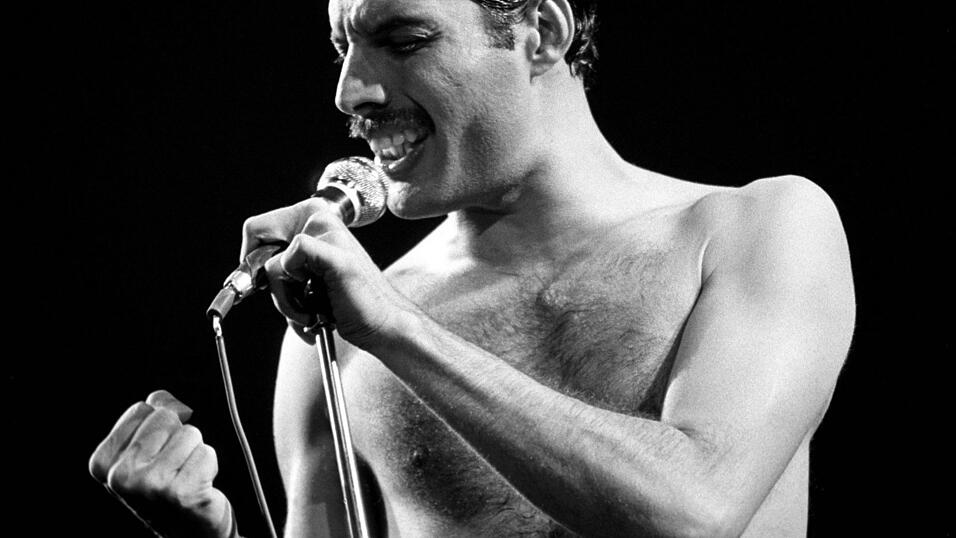 Freddie Mercury performt im Philadelphia Spectrum in Philadelphia am 24. Juli 1982.