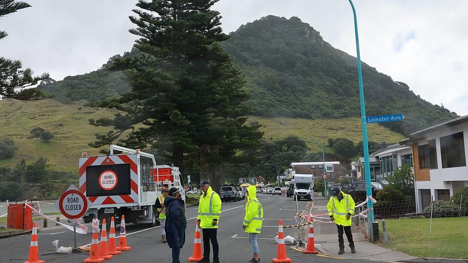 Die Suche nach den Vermissten wurde auch in der Nacht fortgesetzt. Die Suche nach den Vermissten wurde auch in der Nacht fortgesetzt.