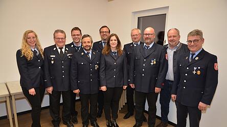 Die geehrten Feuerwehrleute mit Ehreng&auml;sten und Kreisbrandmeister.