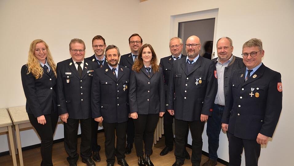 Die geehrten Feuerwehrleute mit Ehreng&auml;sten und Kreisbrandmeister.