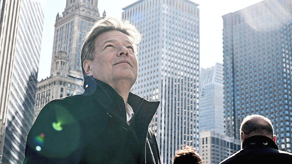 Zum Abschluss seiner US-Reise f&auml;hrt Habeck mit einem Ausflugsschiff auf dem Chicago River durch das Wolkenkratzergebirge der Metropole - vorbei an einem Trump-Hochhaus.