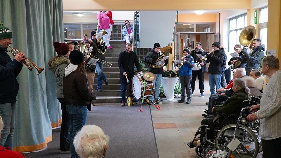 Im Heiliggeist Bürgerspital wurde die Stadtkapelle sehnlichst erwartet und der Bürgermeister spielte die Trommel. Im Heiliggeist Bürgerspital wurde die Stadtkapelle sehnlichst erwartet und der Bürgermeister spielte die Trommel.