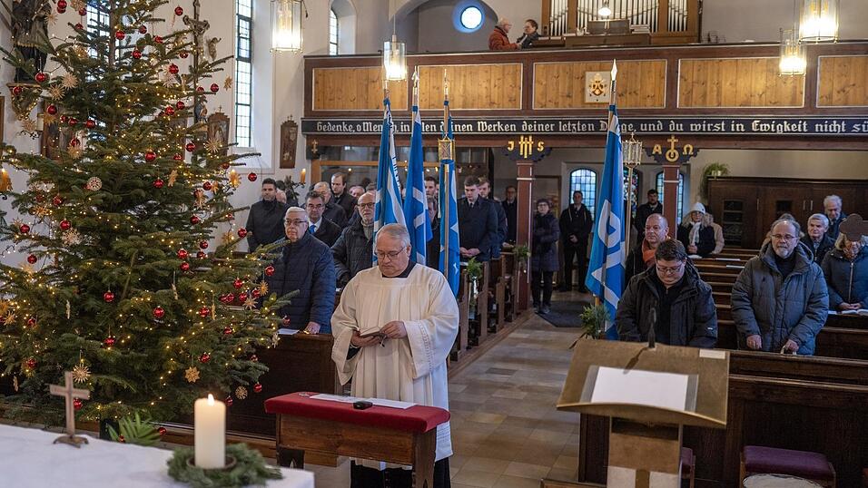 Um exakt 9.34 Uhr - dem Todeszeitpunkt von Benedikt XVI. - wurde in der Kirche mit dem Gebet begonnen. 