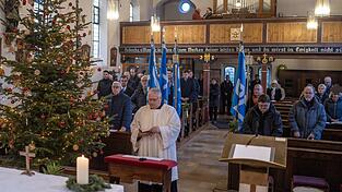 Um exakt 9.34 Uhr - dem Todeszeitpunkt von Benedikt XVI. - wurde in der Kirche mit dem Gebet begonnen. 