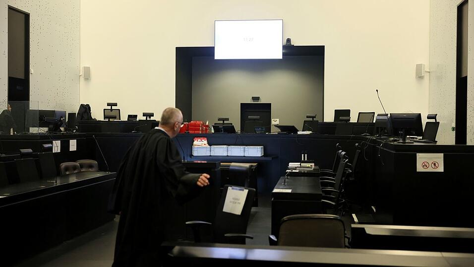 Für den Prozess mit einer großen Zahl von Beteiligten wurde in der Provinzstadt Vannes in der Nähe des Gerichtsgebäudes ein weiteres Gebäude für die Übertragung der Verhandlung hergerichtet.