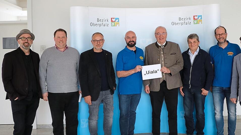 Bezirkstagspr&auml;sident Franz L&ouml;ffler (vierter von rechts) und die Jury pr&auml;sentieren &bdquo;Uiala&ldquo; als Oberpf&auml;lzer Wort des Jahres.